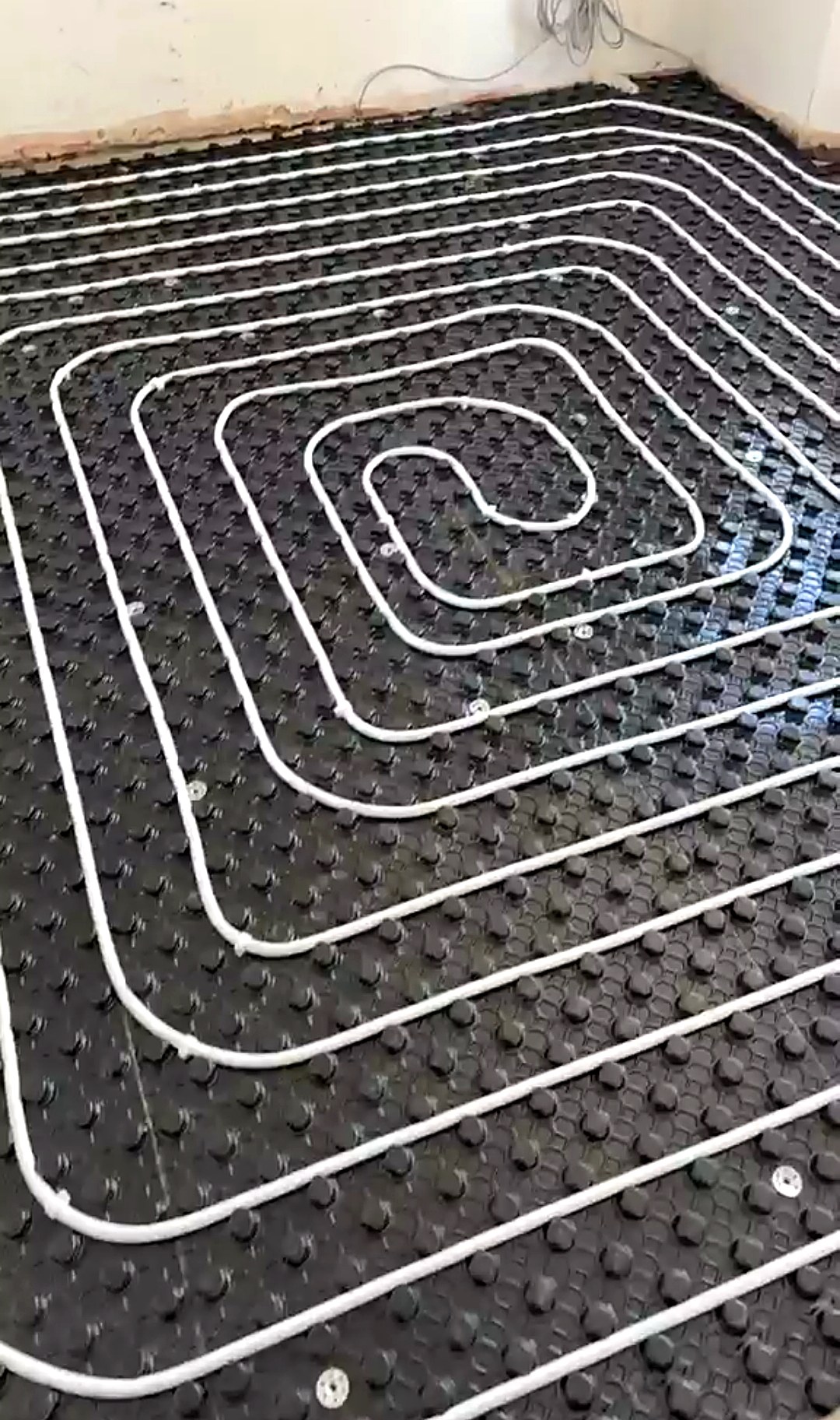 Continuous underfloor heating pipe loops set out before screeding at a recent DGN GAS London install